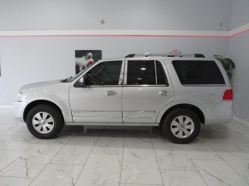 Used 2010 Lincoln Navigator 4WD image 6