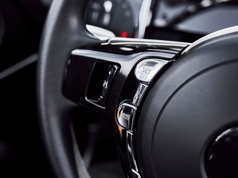 Used 2018 Rolls-Royce Dawn RWD image 49