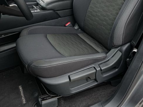 Used 2025 Nissan Pathfinder S image 18