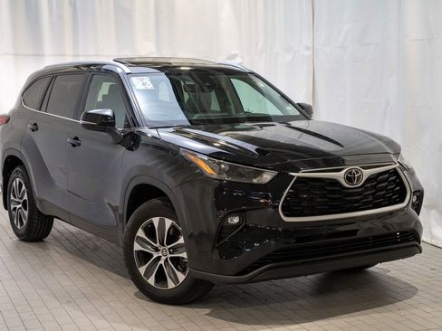 Certified 2023 Toyota Highlander XLE image 1