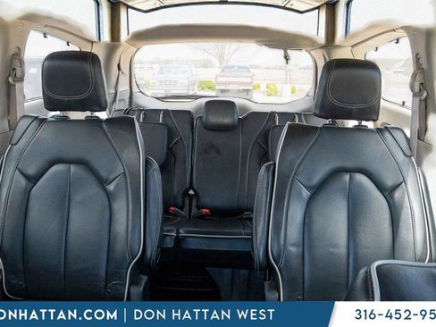 Used 2023 Chrysler Pacifica Limited image 10