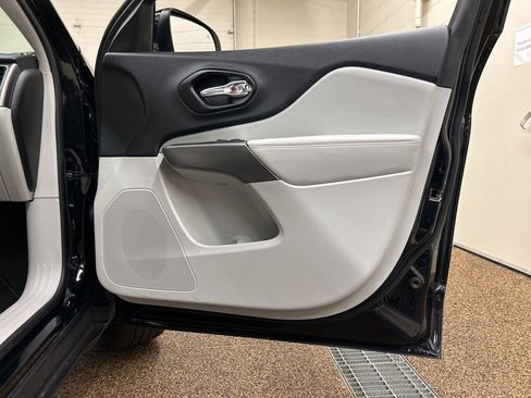 Used 2022 Jeep Cherokee Latitude Lux w/ Sun & Sound Group image 16