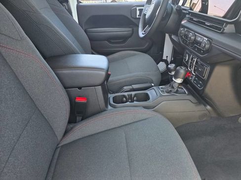 Used 2025 Jeep Wrangler Unlimited Rubicon AWD/4WD image 15