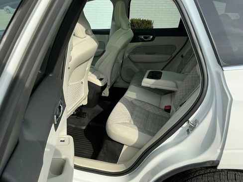 Used 2022 Volvo XC60 B5 Momentum image 13