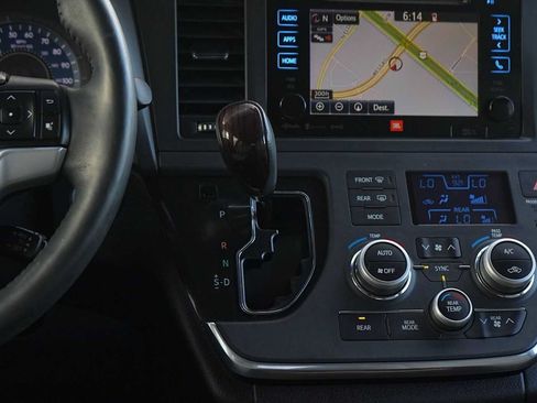 Used 2017 Toyota Sienna Limited Premium FWD image 20
