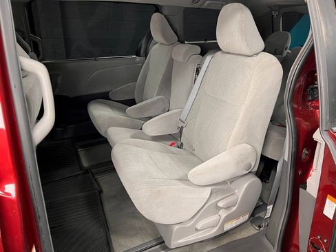 Used 2019 Toyota Sienna LE image 12