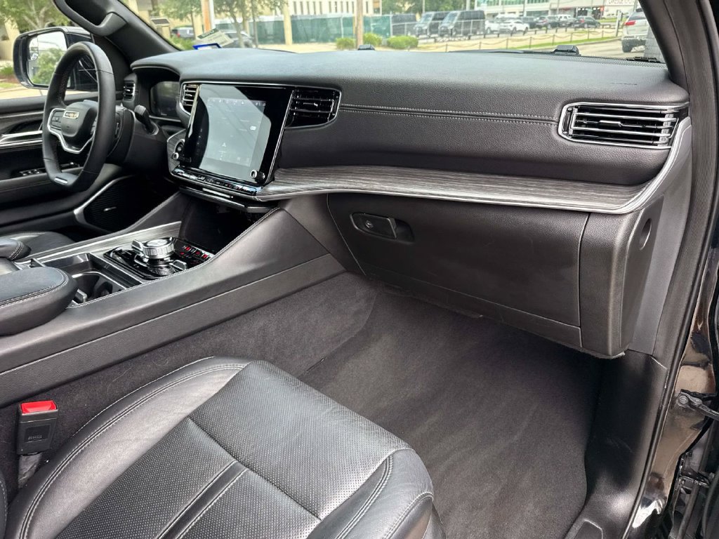 Used 2024 Jeep Wagoneer L Series III w/ Flexible Seating Group AWD/4WD image 13