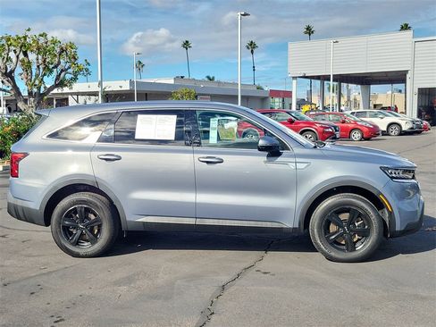 Used 2023 Kia Sorento LX image 31