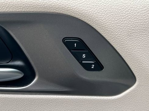 Used 2023 Chrysler Pacifica Touring-L FWD image 17