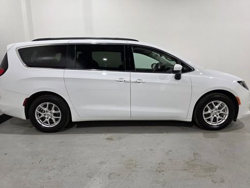 Used 2022 Chrysler Voyager LX image 23