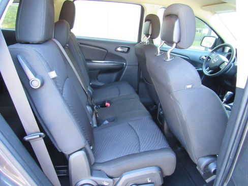 Used 2019 Dodge Journey SE image 7