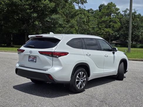 Used 2023 Toyota Highlander XLE FWD image 5