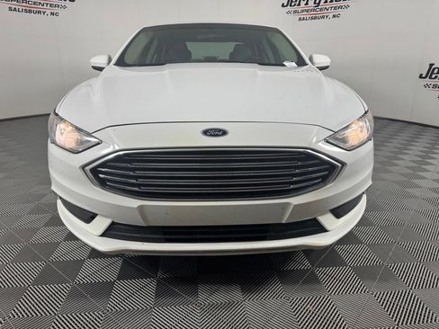 Used 2018 Ford Fusion SE w/ Fusion SE Technology Package FWD image 5
