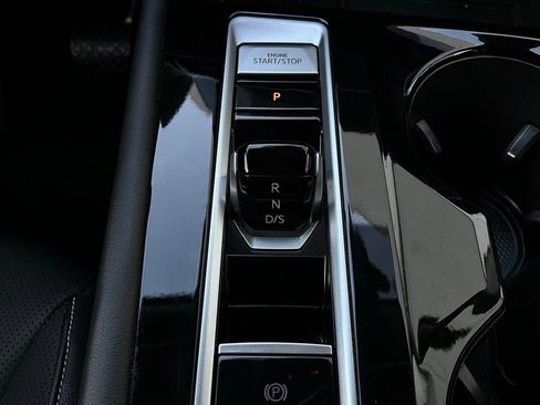 Used 2025 Volkswagen Atlas SE image 25