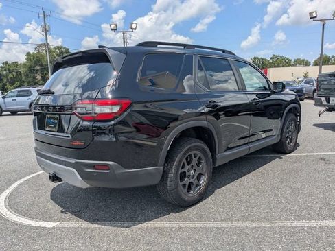 Used 2024 Honda Pilot TrailSport image 3