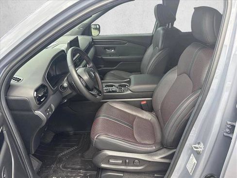 Used 2025 Honda Pilot Black Edition image 10