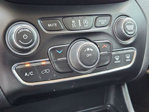 Used 2019 Jeep Cherokee Latitude w/ Popular Appearance Group FWD image 19