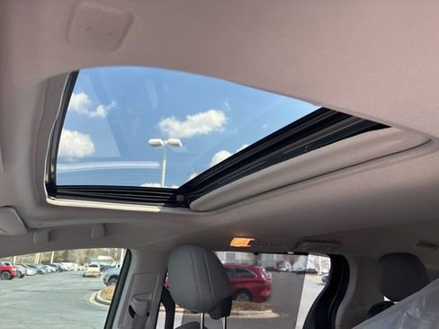 Used 2021 Toyota Sienna XLE image 11