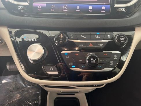 Used 2023 Chrysler Pacifica Touring-L FWD image 13