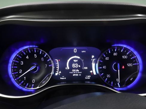 Certified 2024 Chrysler Pacifica Touring-L FWD image 17