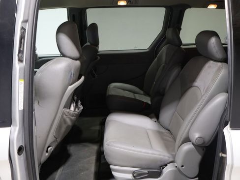 Used 2004 Chrysler Town & Country Limited image 18