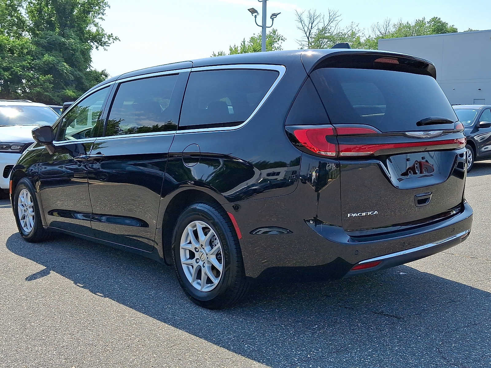 Certified 2024 Chrysler Pacifica Touring-L FWD image 4