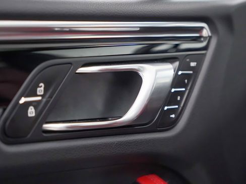 Certified 2025 Porsche Macan image 22