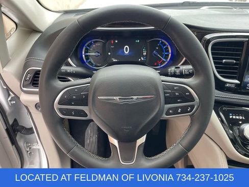 Used 2023 Chrysler Pacifica Limited image 11