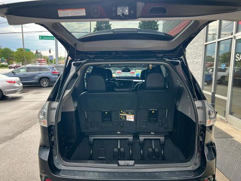 Used 2019 Toyota Sienna SE w/ SE Preferred Package FWD image 16