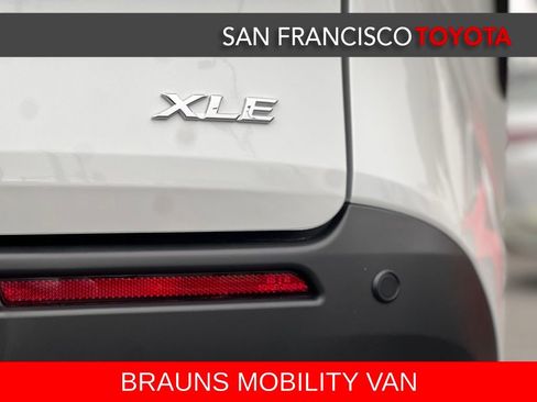 Used 2025 Toyota Sienna XLE image 17