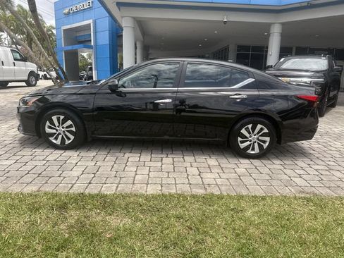 Used 2025 Nissan Altima 2.5 S FWD image 32