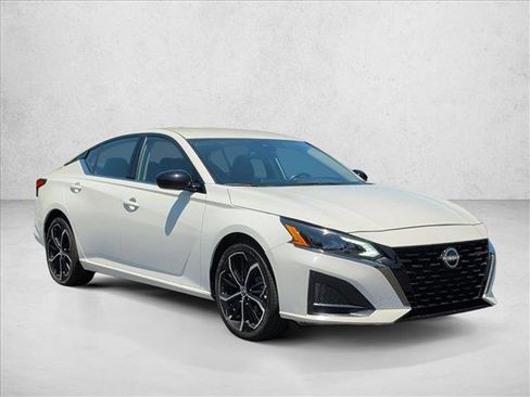 Used 2024 Nissan Altima 2.5 SR FWD image 3