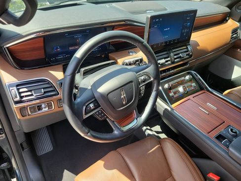 Certified 2024 Lincoln Navigator Reserve AWD/4WD image 18