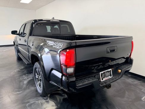Used 2018 Toyota Tacoma TRD Sport AWD/4WD image 19