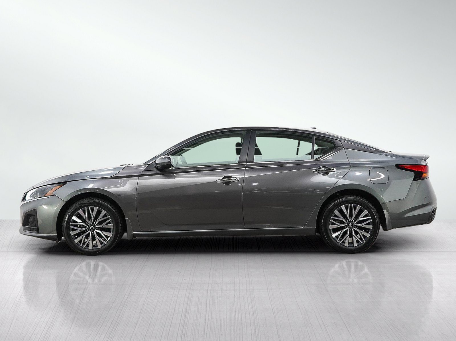 Used 2023 Nissan Altima 2.5 SV w/ SV Premium Package AWD/4WD image 3