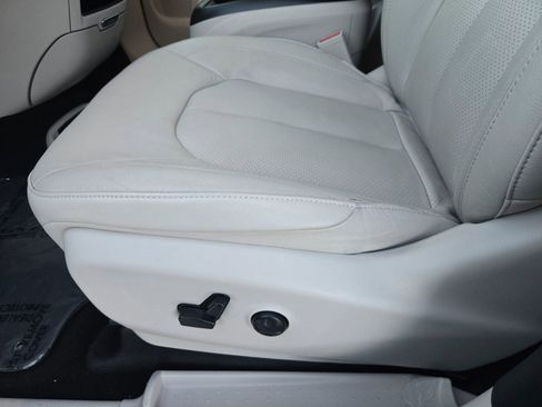 Used 2021 Chrysler Pacifica Touring-L w/ Premium & Safety Sphere Group image 14