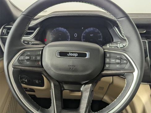 Used 2025 Jeep Grand Cherokee Limited image 18