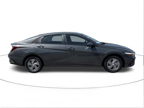 New 2026 Hyundai Elantra SE FWD image 2