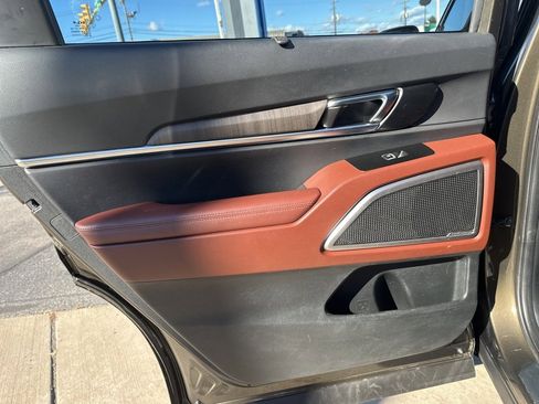 Used 2024 Kia Telluride EX w/ EX Captain's Chair Package image 39