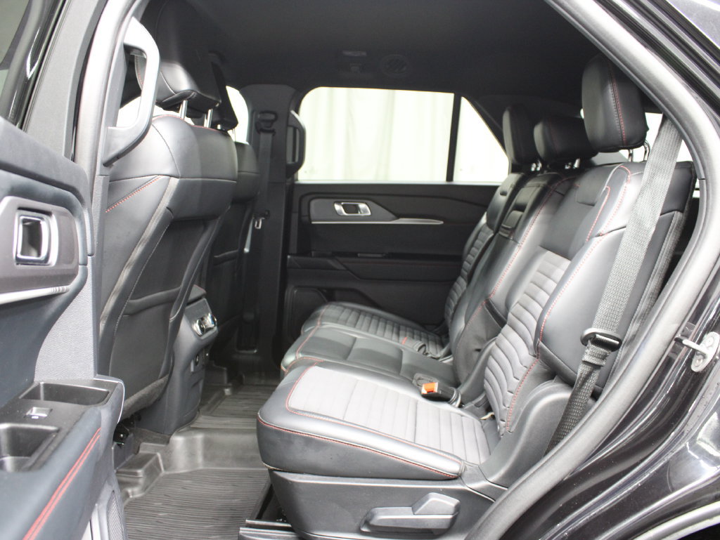 Used 2025 Ford Explorer ST-Line w/ ST-Line Street Pack AWD/4WD image 16