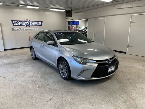 Used 2017 Toyota Camry SE w/ Moonroof Package image 9