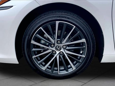 Certified 2025 Lexus ES 350 w/ Premium Package image 11