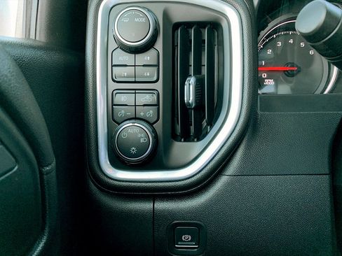 Used 2022 Chevrolet Silverado 1500 LT Trail Boss w/ Convenience Package II AWD/4WD image 17
