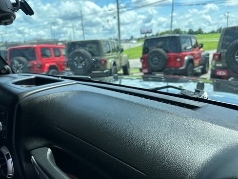 Used 2014 Jeep Wrangler Unlimited Sahara w/ Connectivity Group AWD/4WD image 23