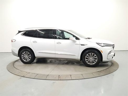 Used 2024 Buick Enclave Premium image 8