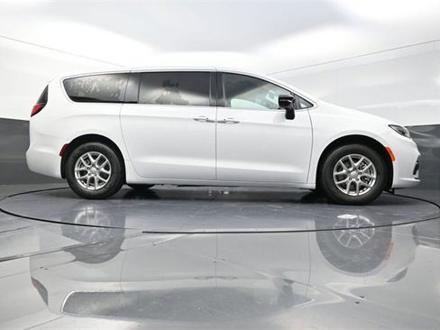 New 2026 Chrysler Pacifica Select image 24