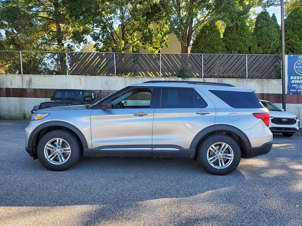 Used 2021 Ford Explorer XLT w/ Equipment Group 202A AWD/4WD image 3