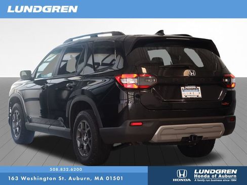 Used 2025 Honda Pilot TrailSport image 4
