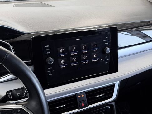 Used 2025 Volkswagen Taos SE w/ Panoramic Sunroof Package FWD image 18