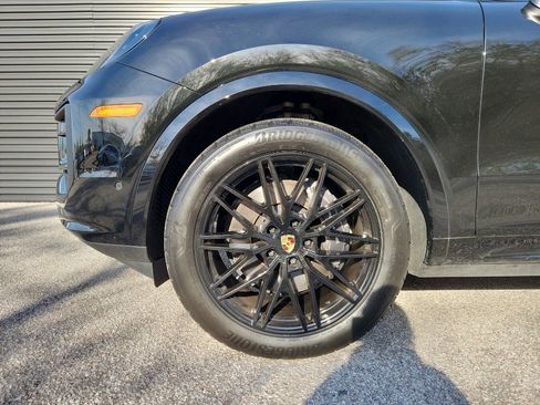 Certified 2024 Porsche Cayenne Coupe image 9